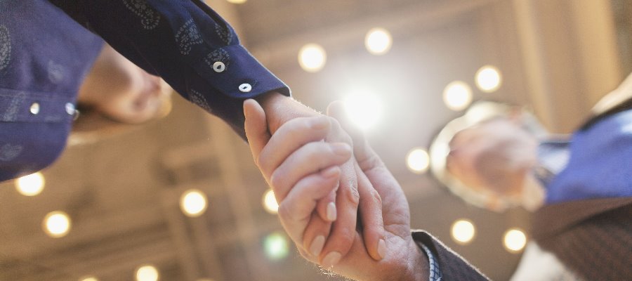 Regalos corporativos: un reloj con el logo de su empresa