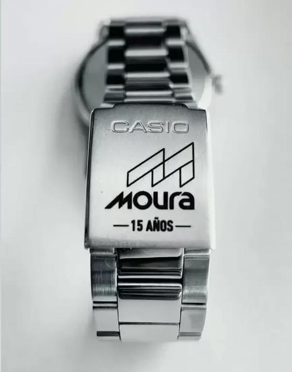 Reloj con logotipo para regalar al personal.