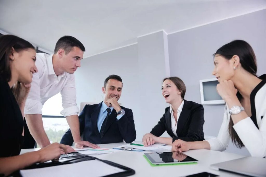 Equipo de profesionales sonriendo, clientes corporativos de Regalos Empresariales