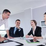 Equipo de profesionales sonriendo, clientes corporativos de Regalos Empresariales