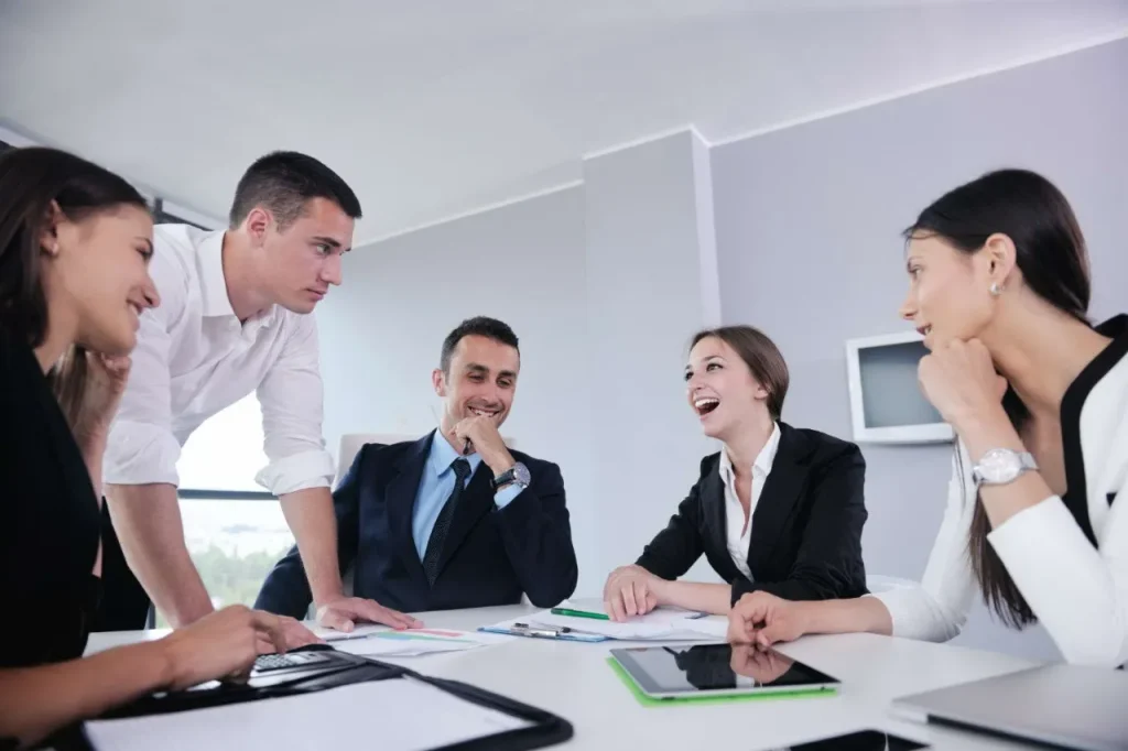 Equipo de oficina sonriendo, clientes de Regalos Empresariales