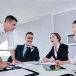 Equipo de oficina sonriendo, clientes de Regalos Empresariales