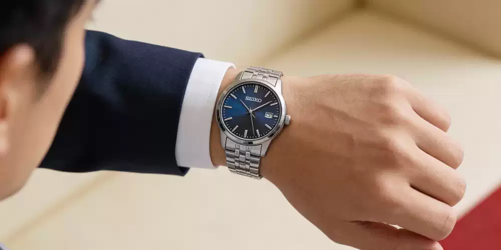 Ejecutivo consultando la hora en un reloj Seiko, regalo empresarial