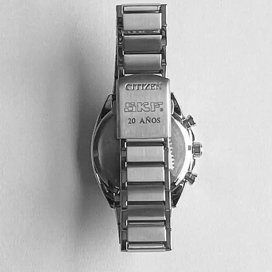 Reloj Citizen con grabado de logotipo SKF en el cierre de la malla
